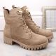 5. Wildlederstiefeletten mit Blockabsatz und Plateau, isoliert, M.Daszyński W SAN22, beige