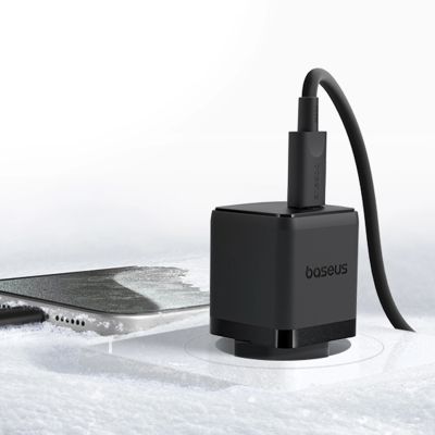 9. Baseus Palm 30W USB-C Wandladegerät - Weiß