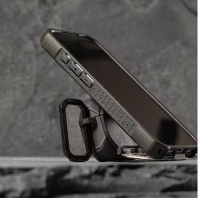 12. UAG Monarch – Schutzhülle für AirPods Pro 3 (oliv/silber)