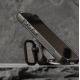 12. UAG Monarch – Schutzhülle für AirPods Pro 3 (oliv/silber)