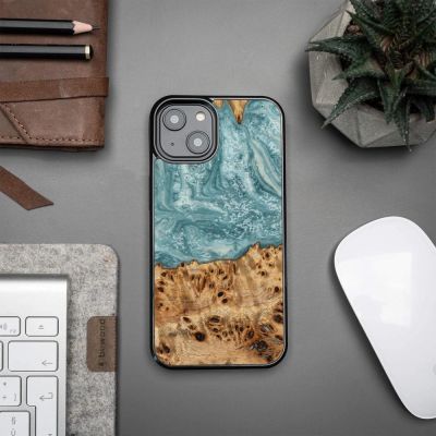 2. Hülle aus Holz und Harz für iPhone 15 Plus Bewood Unique Uranus – Blau und Weiß