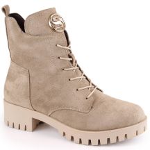 Wildlederstiefeletten mit Blockabsatz und Plateau, isoliert, M.Daszyński W SAN22, beige