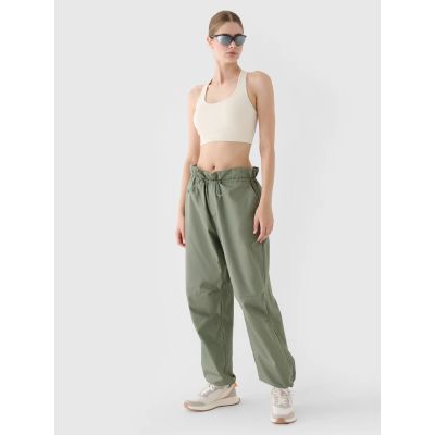 2. Lässige Oversize-Fallschirmhose für Damen 4F 4FRSS24TTROF1330-44S