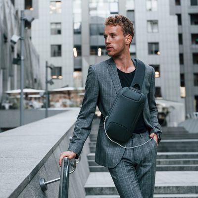 14. Wozinsky Premium Einschultriger Anti-Diebstahl City-Rucksack mit Organizer und USB - Schwarz