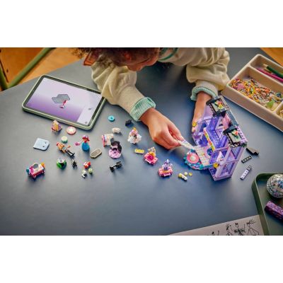 11. LEGO Friends 42685 Heartlake Modenschau