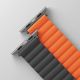 2. Uniq Revix Magnetarmband für Apple Watch 42 / 44 / 45 / 49 mm – Schwarz und Orange
