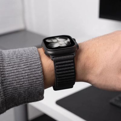 7. Tech-Protect NylonLoop Armband für Apple Watch 44 / 45 / 46 / 49 mm – Schwarz