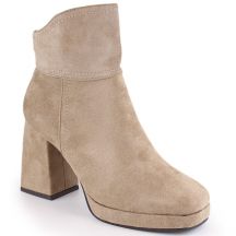 Wildlederstiefeletten mit Blockabsatz und Plateau, isoliert, M.Daszyński W SAN24B, beige