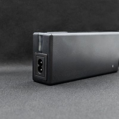 11. QOLTEC E-Bike-Akkuladegerät 36V | 42V | 2A | 5,5*2,1