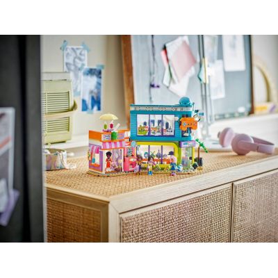 9. LEGO Friends 42674 – Spiele- und Comicladen