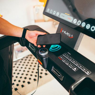 10. TERRUN475 LAUFBAND MIT BIDIREKTIONALER HMS-NEIGUNGSVERSTELLUNG