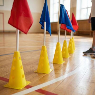 4. 23 CM KEILEN MIT LÖCHERN GELB