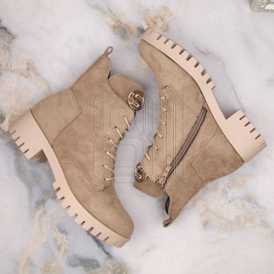 7. Wildlederstiefeletten mit Blockabsatz und Plateau, isoliert, M.Daszyński W SAN22, beige