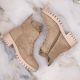 7. Wildlederstiefeletten mit Blockabsatz und Plateau, isoliert, M.Daszyński W SAN22, beige