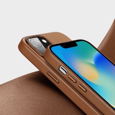 9. Dux Ducis Grit Ledertasche für iPhone 14 Plus Elegante Kunstlederhülle (MagSafe-kompatibel) Braun