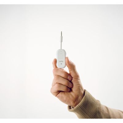 8. Twelve South AirFly Pro 2 - Bluetooth-Adapter mit 3,5-mm-Klinkenanschluss, kompatibel mit AirPods und anderen Bluetooth-Kopfhörern, bis zu 2 Kopfhörerpaare gleichzeitig und mit AUX IN (weiß)