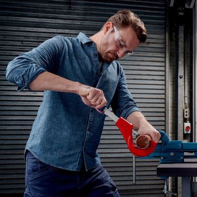 54. Knipex 90 31 03 BK Handrohrschneider