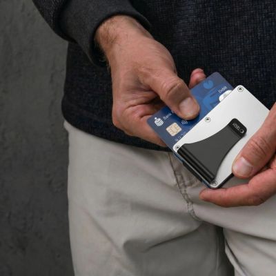 7. Tech-Protect Thorn RFID-Geldbörse – Silber