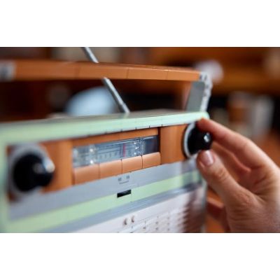 10. LEGO Icons 10334 – Retro-Radio