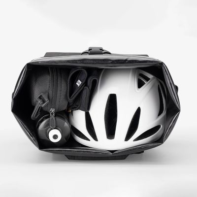 4. Rockbros Fahrradtasche mit Rucksackfunktion, wasserdicht, mit Helmbefestigung 18l - Schwarz