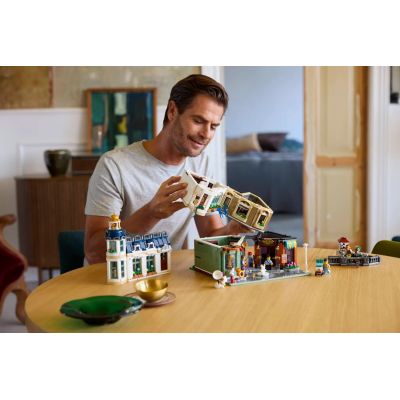 16. LEGO Icons 11371 – Einkaufsstraße