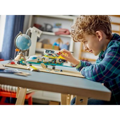 17. LEGO City 60465 Krankenwagenflugzeug
