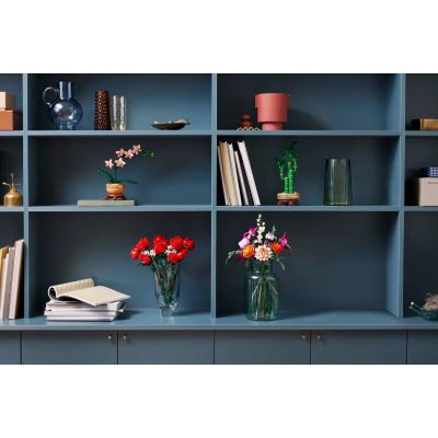 11. LEGO ICONS 10342 Botanik – Wunderschöner Strauß rosa Blüten