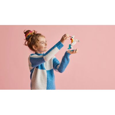 8. LEGO Creator 31140 Magisches Einhorn