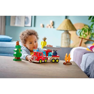 8. LEGO DUPLO TOWN 10473 Feuerwehrwagen mit Schlauch und Feuerwehrmann