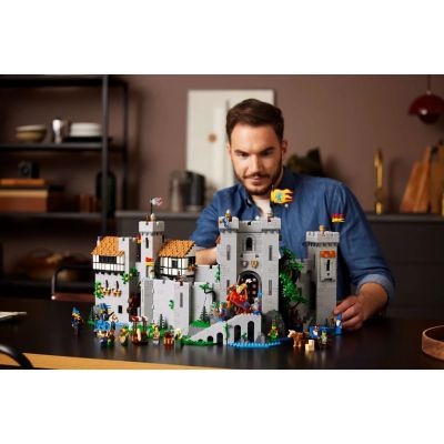 6. LEGO Icons 10305 - Burg der Ritter des Löwenwappens
