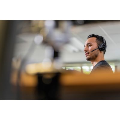 13. POLY Voyager 4310 USB-C Headset + BT700 Adapter + Ladestation