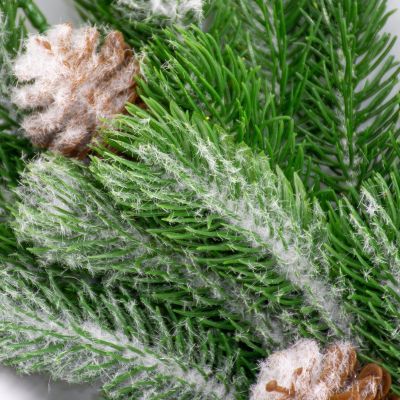 4. Dekorativer Kiefernzweig mit Himbeeren und Zapfen, 60 cm