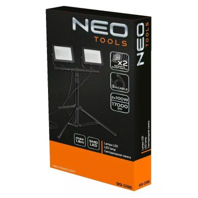 9. Doppelstrahler mit 2 x 100 W SMD-LEDs (2 x 8500 lm) auf einem 1,8 m hohen Stativ