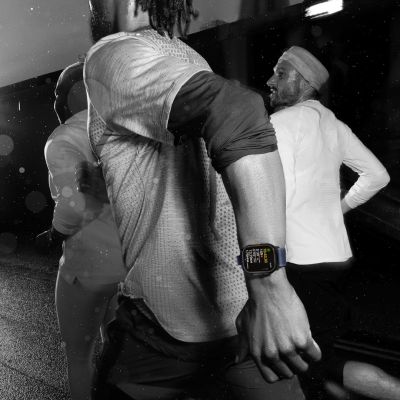 3. Apple Watch Ultra 2 GPS + Cellular 49 mm Titangehäuse mit schwarzem Titan-Milanese-Armband – Größe M