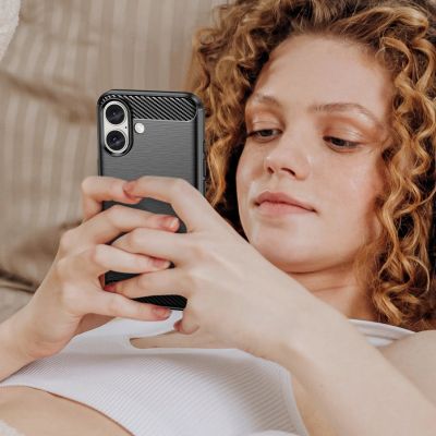 8. Carbon Case Silikonhülle für iPhone 16 - Schwarz