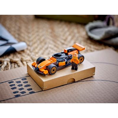 9. LEGO CITY 60442 F1 McLaren Fahrer und Rennfahrer
