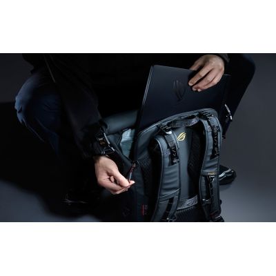 6. ASUS ROG SLASH Backpack Edition 20 Roll-Up Rucksack Schwarz Polyester, gewachstes Leder (zum Hochziehen)