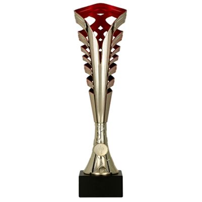 2. Goldener und roter Plastikbecher