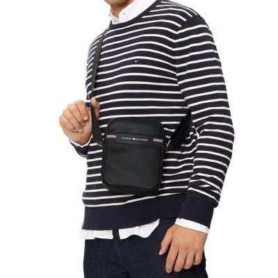 4. TOMMY HILFIGER TH CORP TEXTURE MINI REPORTERTASCHE