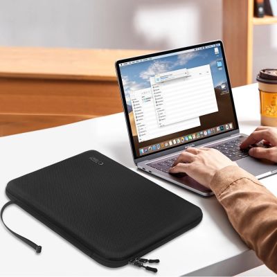 9. Tech-Protect Hartschalen-Schutzhülle für 15-16-Zoll-Laptops – Schwarz