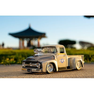 4. Jada Toys Street Fighter 1956 Ford Pickup Automodell 1:24
