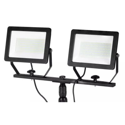 2. Doppelstrahler mit 2 x 100 W SMD-LEDs (2 x 8500 lm) auf einem 1,8 m hohen Stativ