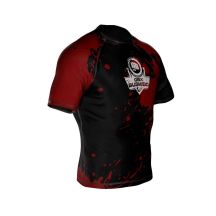 Das Kompressions-Rashguard „Blood“ besteht aus DBX MORE DRY M-Material.