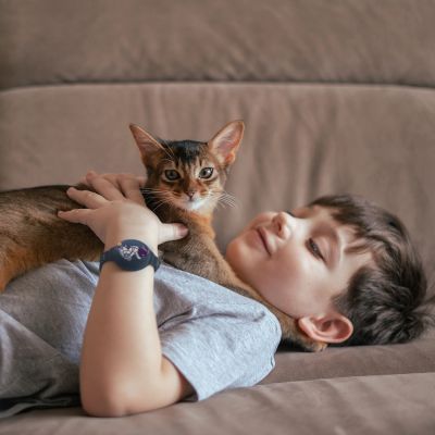 2. AirTag Silikon-Armbandhülle für Kinder – Marineblau mit Astronautenmotiv