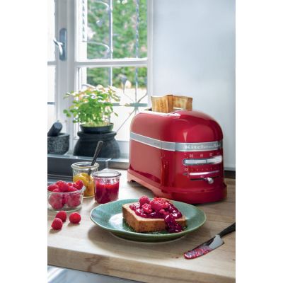 3. KitchenAid 5KMT2204ECA Toaster