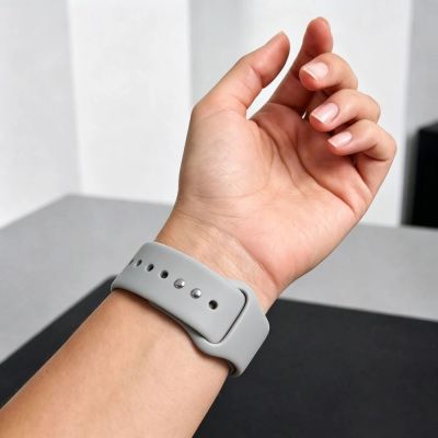 5. Tech-Protect Silikonarmband für Apple Watch 44 / 45 / 46 / 49 mm – Grau