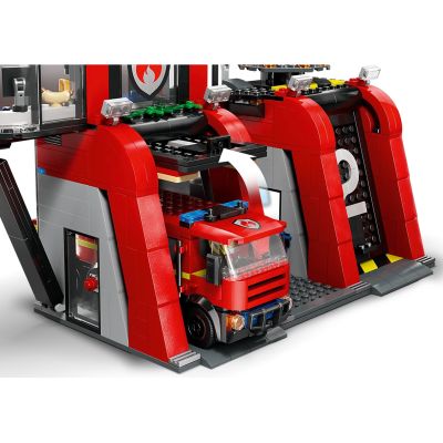 16. LEGO City 60414 Feuerwache mit Feuerwehrauto