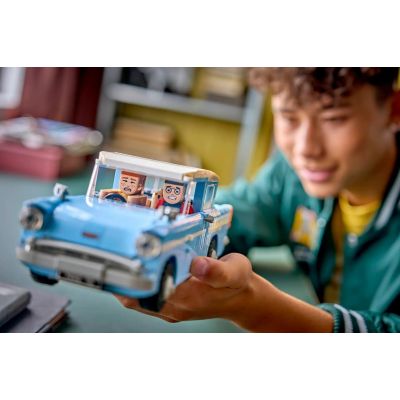 9. LEGO Harry Potter 76470 Fliegender Ford Anglia