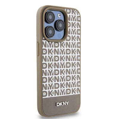 4. DKNY MagSafe-Hülle aus Leder mit bedrucktem Muster und Metalllogo für iPhone 15 Pro Max, Braun
