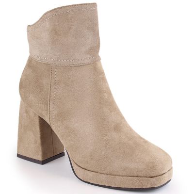 8. Wildlederstiefeletten mit Blockabsatz und Plateau, isoliert, M.Daszyński W SAN24B, beige